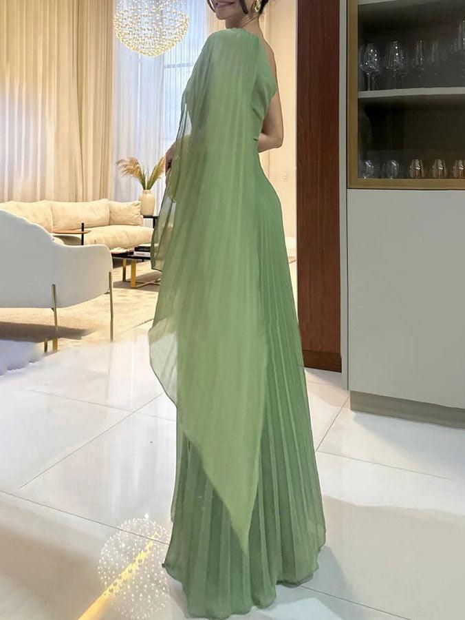 Elegantna tekuća plisirana maksi haljina s off-shoulder izrezom