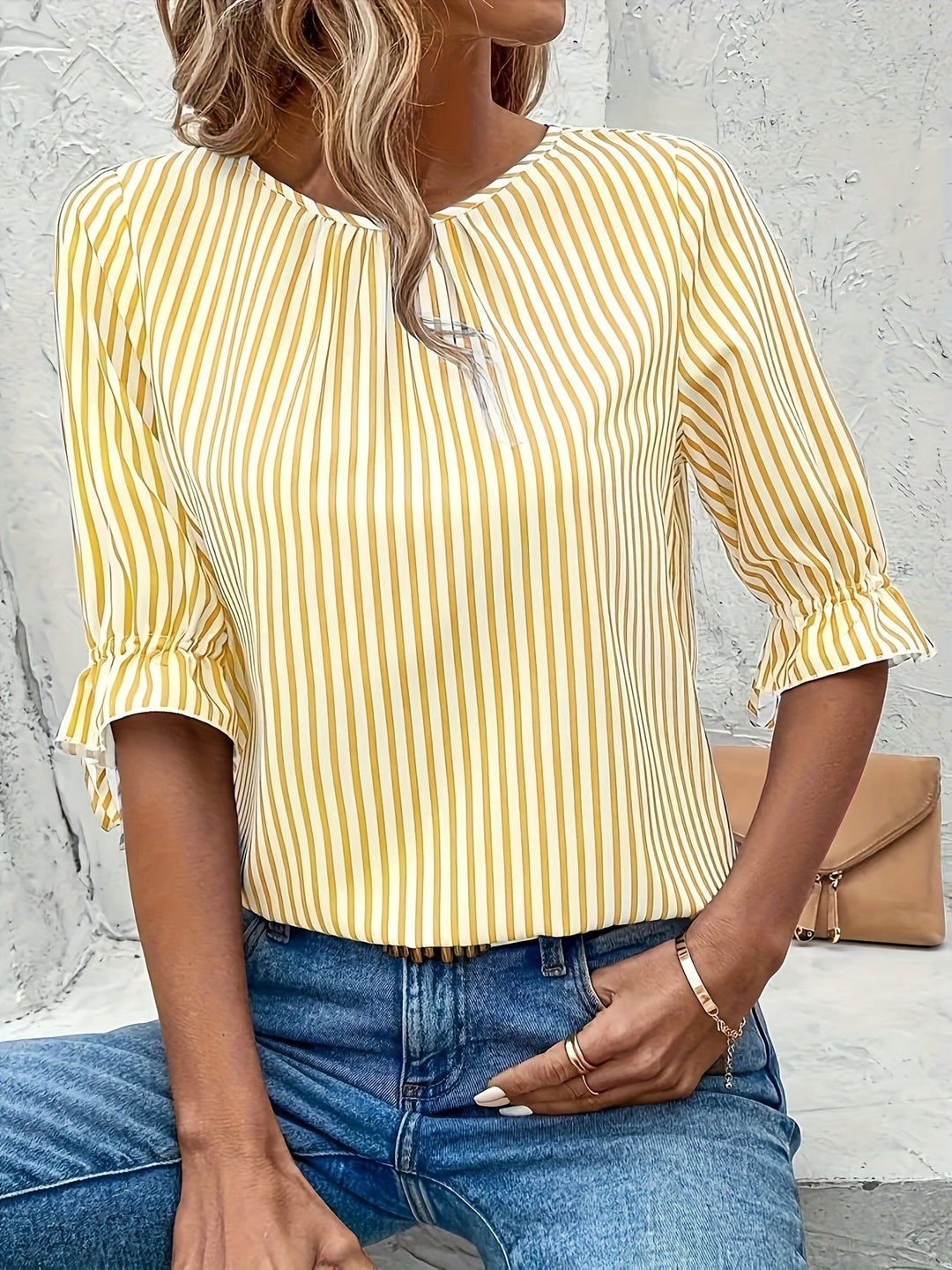 Brena® | Elegantna prugasta bluza s okruglim izrezom i detaljima na gumbi