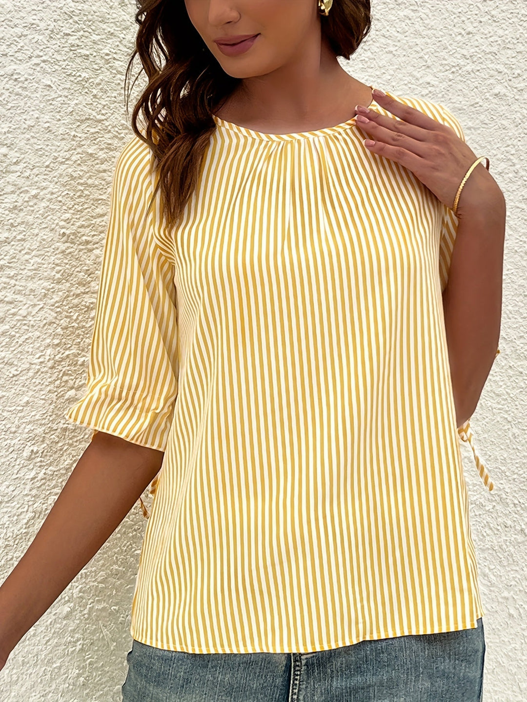 Brena® | Elegantna prugasta bluza s okruglim izrezom i detaljima na gumbi