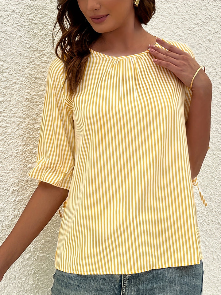 Brena® | Elegantna prugasta bluza s okruglim izrezom i detaljima na gumbi