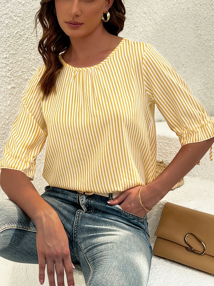 Brena® | Elegantna prugasta bluza s okruglim izrezom i detaljima na gumbi