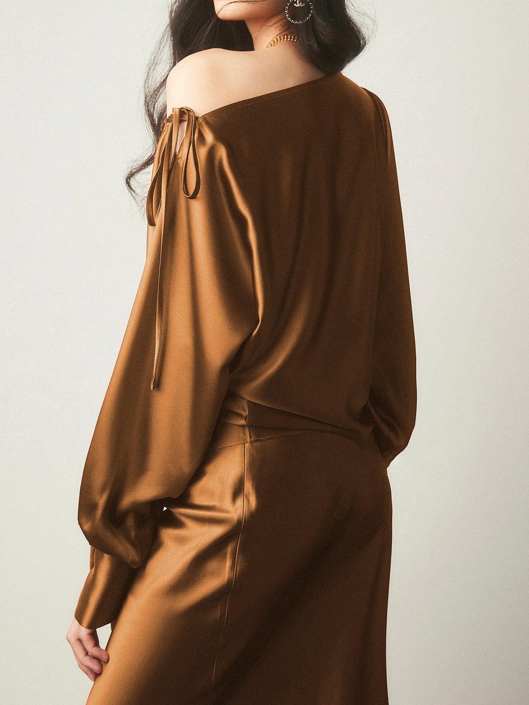 Bretanya® | Asimetrična satenska bluza s hladnim ramenom