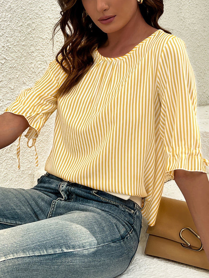 Brena® | Elegantna prugasta bluza s okruglim izrezom i detaljima na gumbi