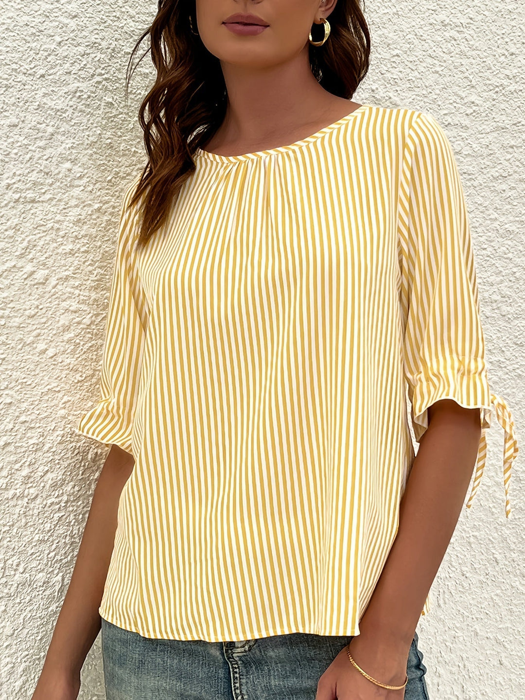 Brena® | Elegantna prugasta bluza s okruglim izrezom i detaljima na gumbi